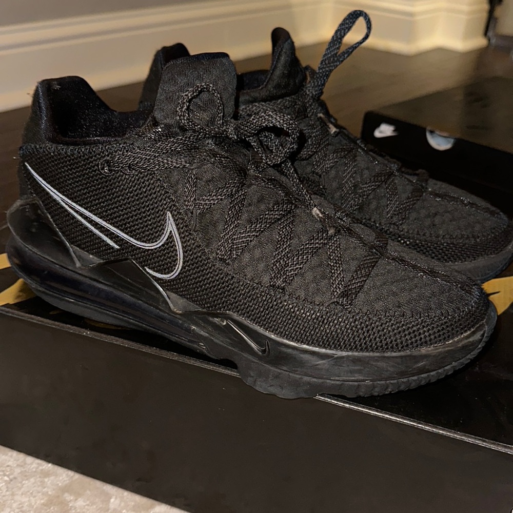 Nike LEBRON XVII LOW Men’s Size 10